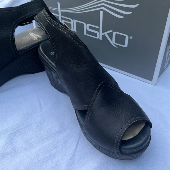 Dansko Womans Vanda Wedge Black Leather Peep Toe Buckle Sandal Size (9.5 US) - Picture 5 of 6